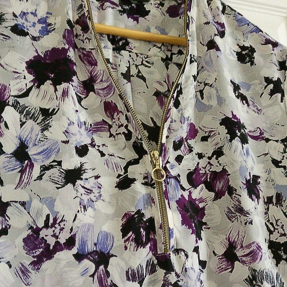 Dynamite purple floral sleeveless top 💜 - Picture 3 of 9